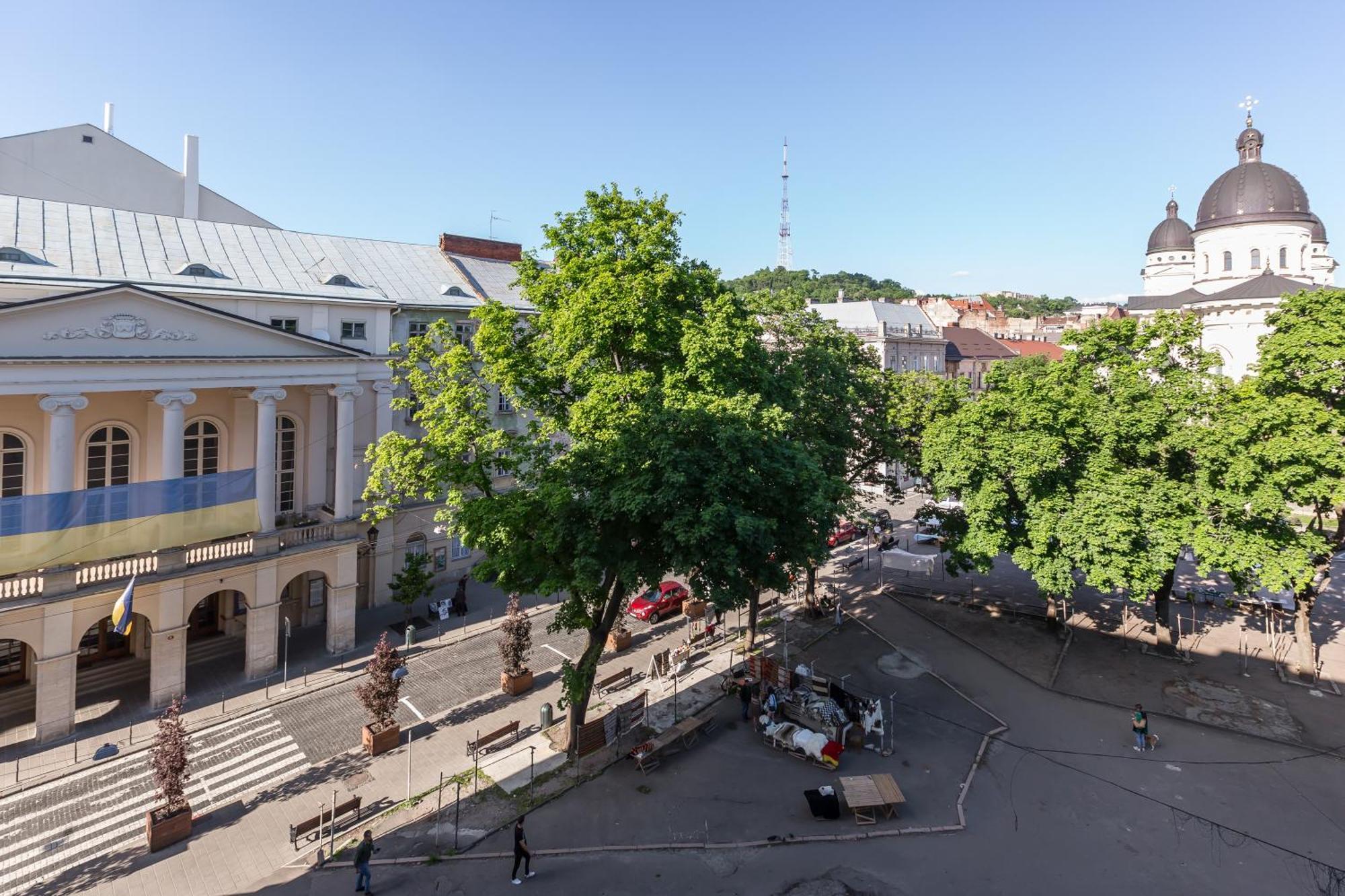 віп в центрі на вулиці проспект свободи 22 біля оперного театру біля вернісажу * Lviv